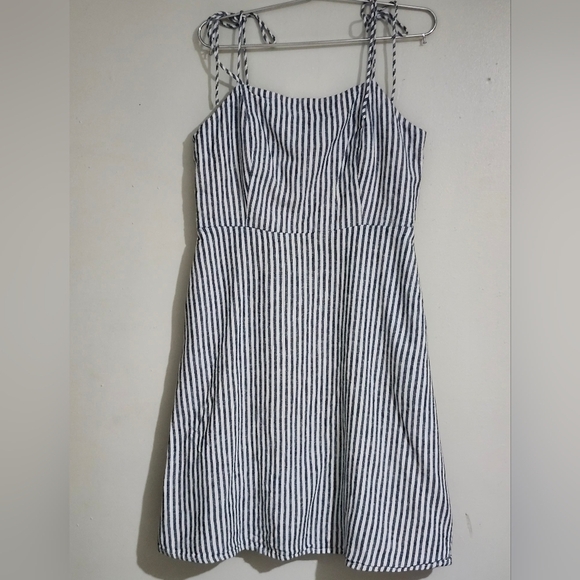 Old Navy Gray and White Spaghetti Strap Sundress - Picture 2 of 6